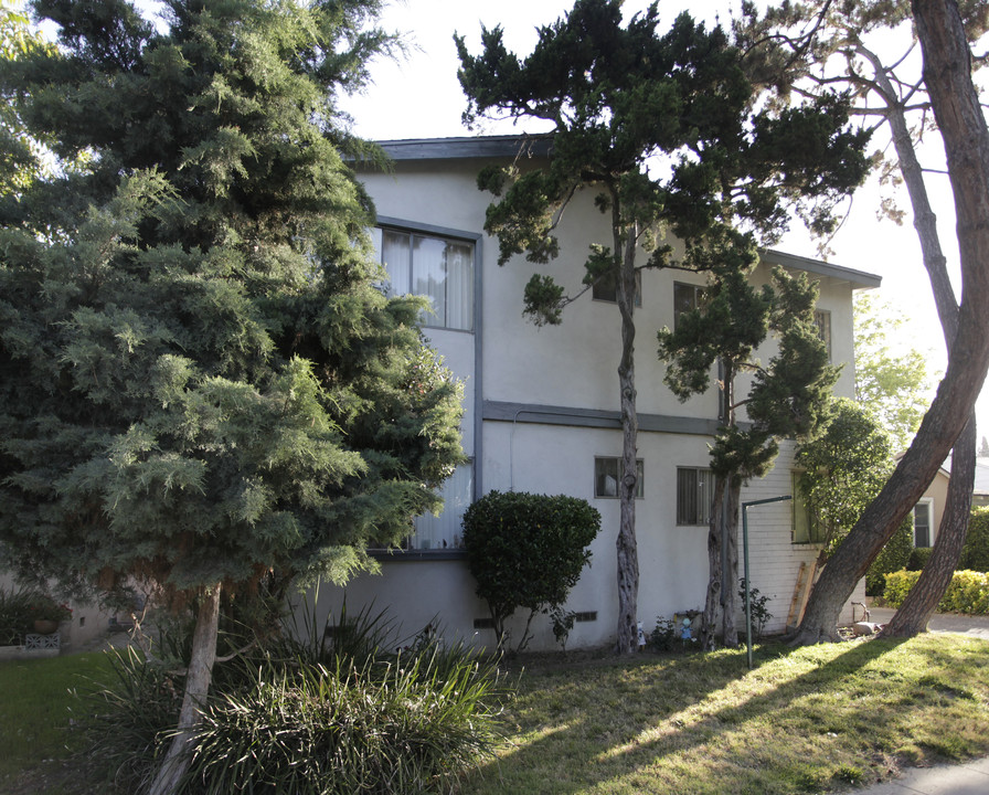 11521 Cumpston St in North Hollywood, CA - Foto de edificio