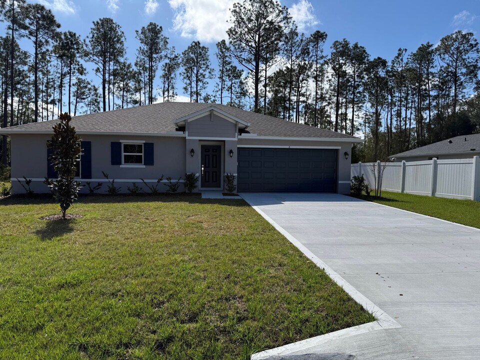 4 Upland Pl in Palm Coast, FL - Building Photo