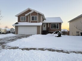 1589 Ashlynd Ct in Iowa City, IA - Building Photo