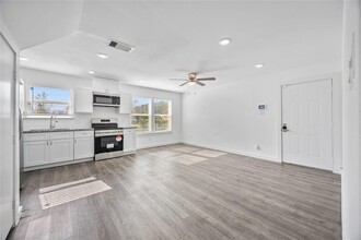 8226 Bigwood St in Houston, TX - Foto de edificio - Building Photo