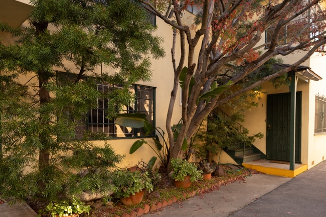 1745 Mariposa Ave in Los Angeles, CA - Building Photo - Building Photo