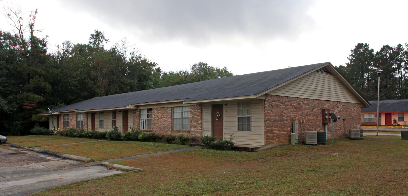 River Oaks Apartments in Moss Point, MS - Building Photo