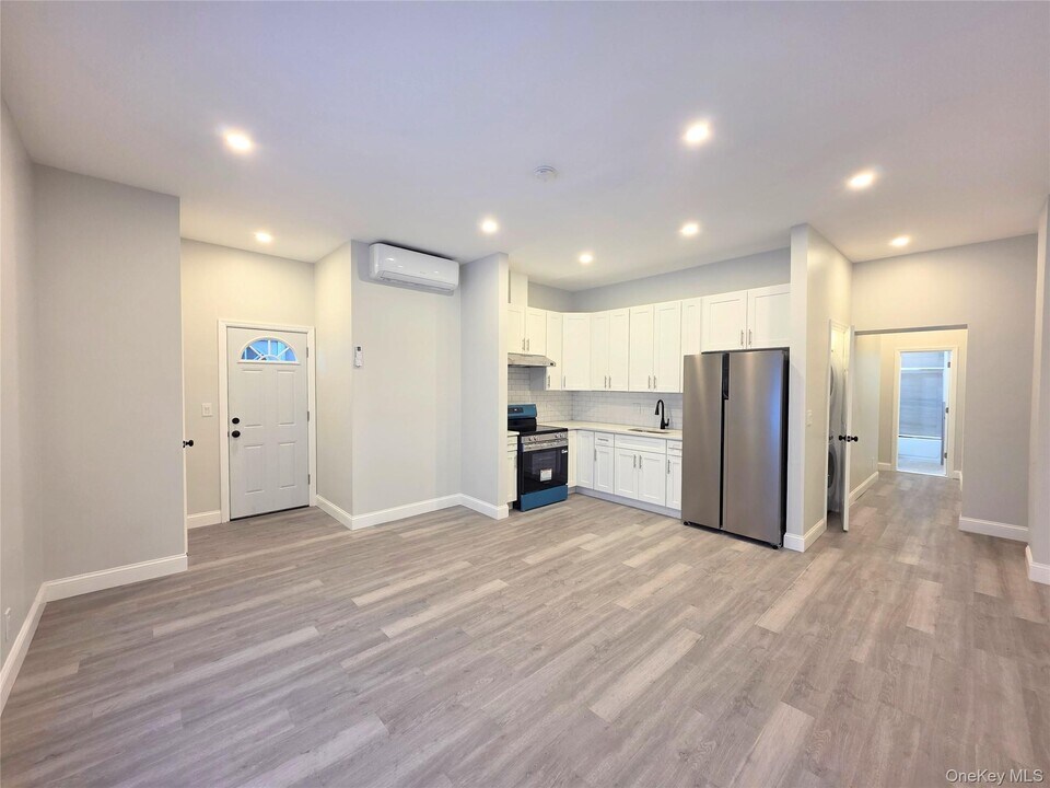 143 Jericho Tpke in Mineola, NY - Building Photo