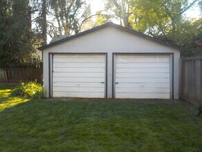 1211 Laburnum Ave in Chico, CA - Building Photo - Building Photo