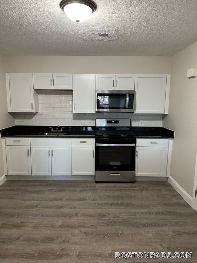 18 Waugh St in Lowell, MA - Foto de edificio - Building Photo