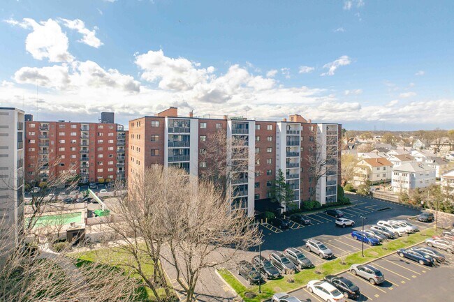 Wellington Condominiums in Medford, MA - Foto de edificio - Building Photo