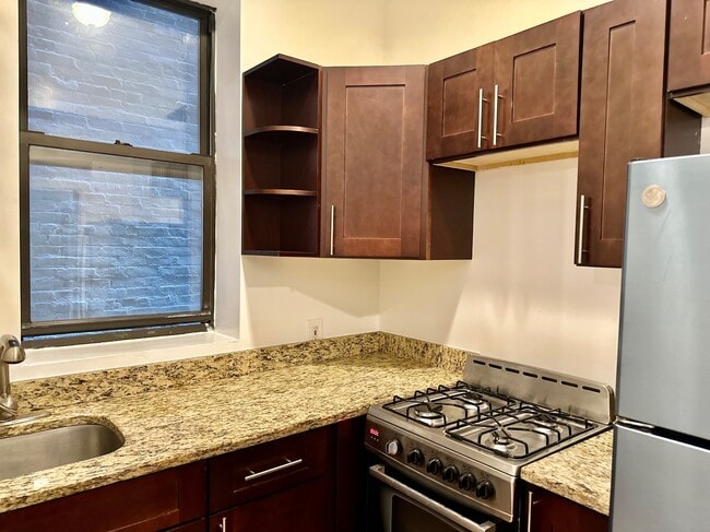 309 W 111th St in New York, NY - Foto de edificio - Building Photo