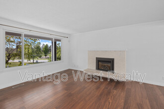 1930 Golfview Rd in Kelowna, BC - Building Photo - Building Photo