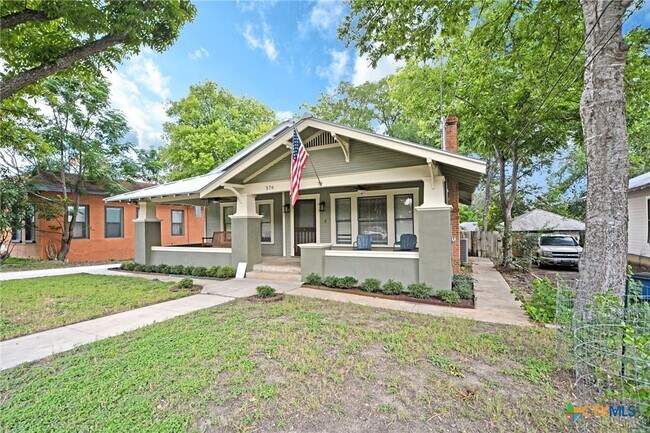576 W Coll St in New Braunfels, TX - Building Photo - Building Photo