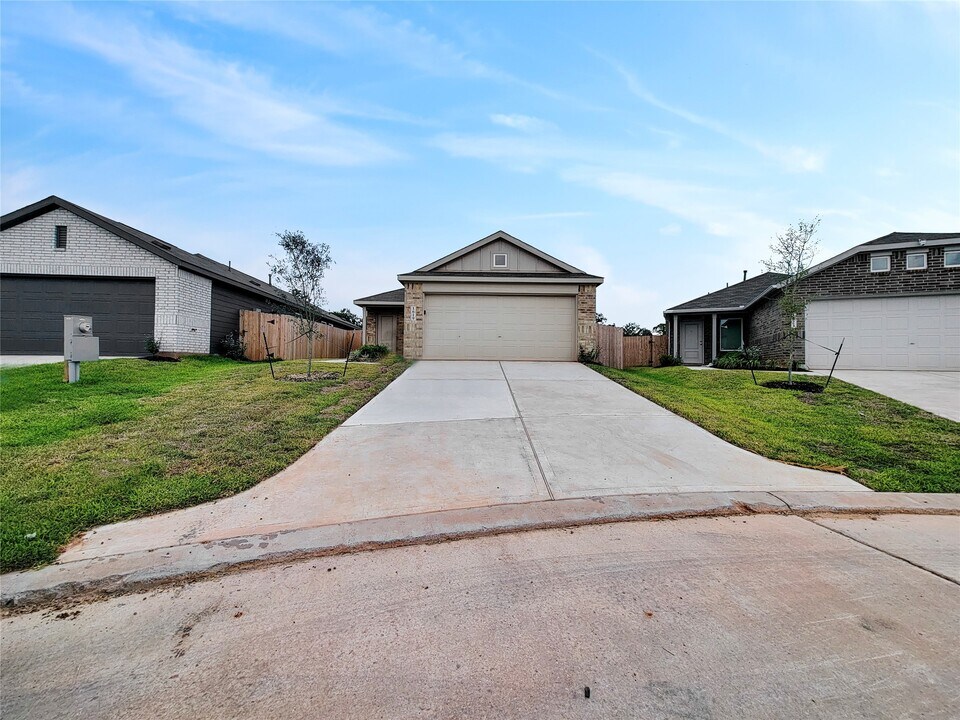 1619 Winwood Dr in Conroe, TX - Building Photo