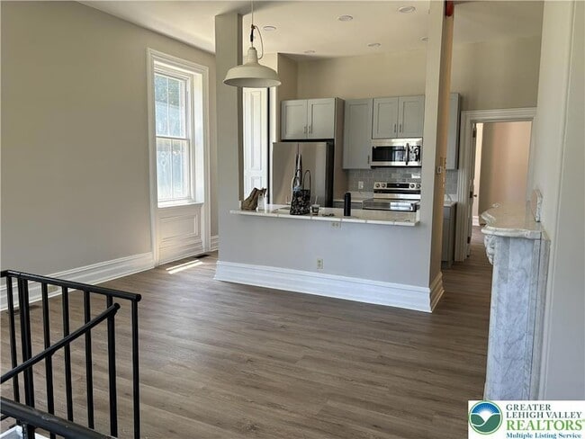 146 S Church St, Unit 1 in Macungie, PA - Foto de edificio - Building Photo