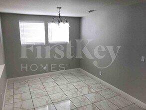 8041 Hilliard Ave in Las Vegas, NV - Foto de edificio - Building Photo