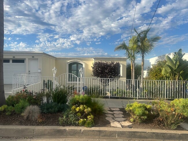 8120 Billowvista Dr in Playa Del Rey, CA - Building Photo - Building Photo