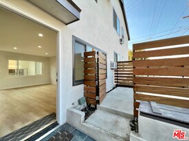 901 S Barrington Ave in Los Angeles, CA - Building Photo