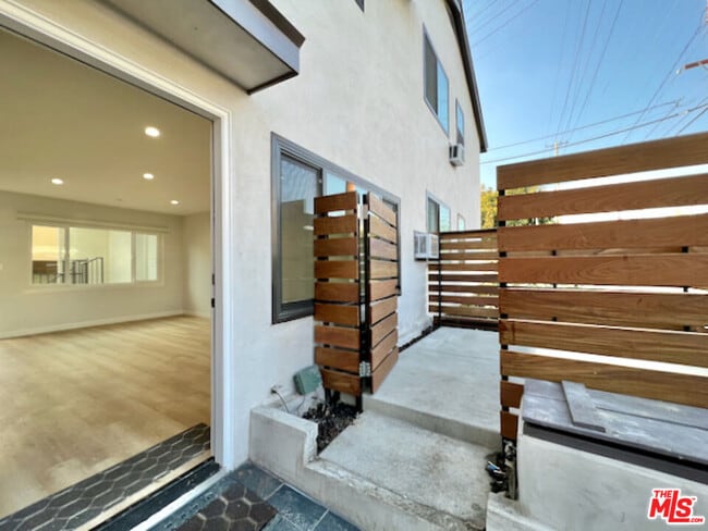 901 S Barrington Ave in Los Angeles, CA - Building Photo - Building Photo