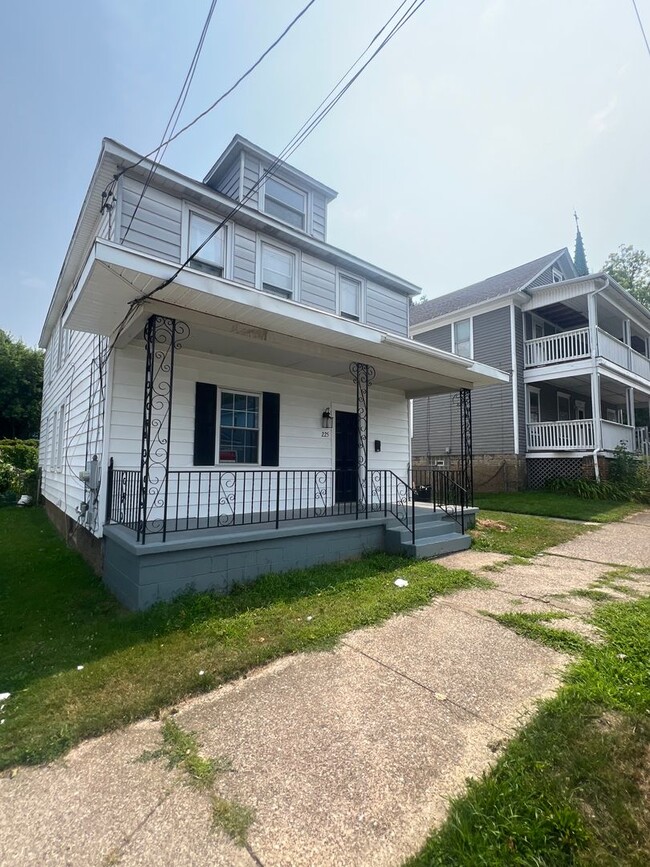 225 Wallace St-Unit -#1 in Erie, PA - Foto de edificio - Building Photo