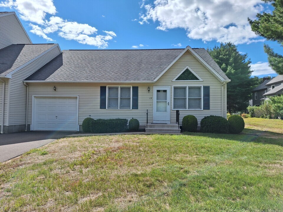 304 Brainard Rd in Enfield, CT - Building Photo