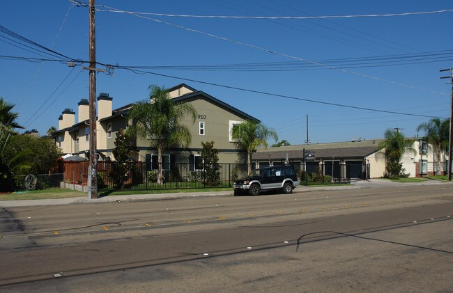 910 S Magnolia Ave in El Cajon, CA - Foto de edificio - Building Photo