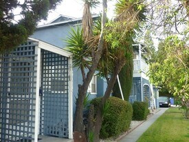 13806 1/2-13432 1/2 Burbank Blvd in Los Angeles, CA - Building Photo