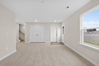 192 Covington Dr in Inwood, WV - Building Photo - Building Photo