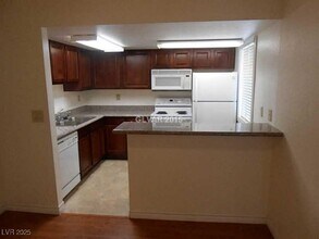 5383 Indian River Dr in Las Vegas, NV - Building Photo - Building Photo