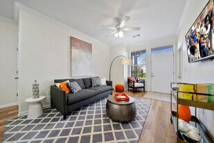 Fountains at Chatham Pkwy in Savannah, GA - Building Photo