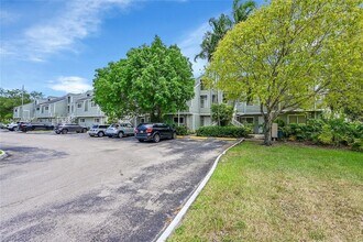 3453 NW 44th St, Unit 107 in Lauderdale Lakes, FL - Foto de edificio - Building Photo