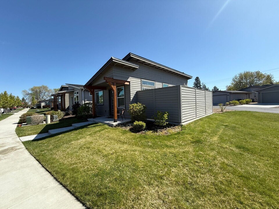 2980 NE Roxy Pl in Bend, OR - Building Photo