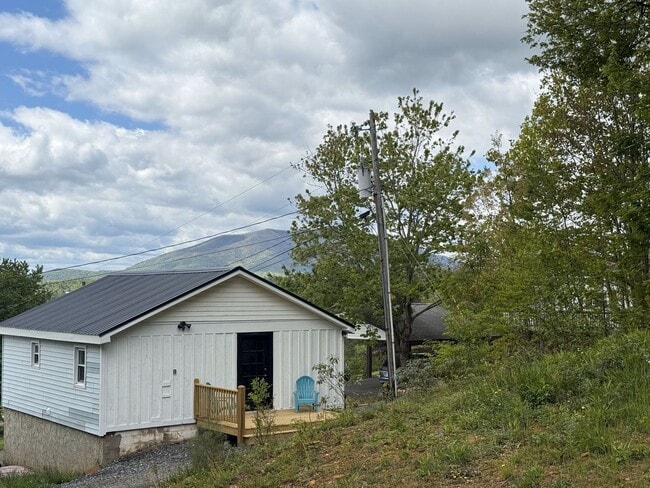 252 Wilcox Dr in Crumpler, NC - Building Photo - Building Photo