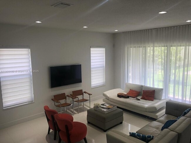 9824 W 34th Ct in Hialeah, FL - Building Photo - Building Photo