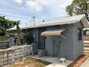 1121 NW 40th St in Miami, FL - Building Photo - Building Photo