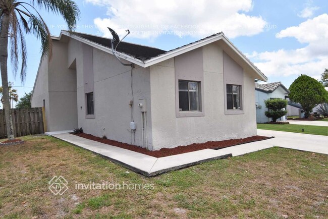 5808 Strawberry Lakes Cir in Greenacres, FL - Building Photo - Building Photo