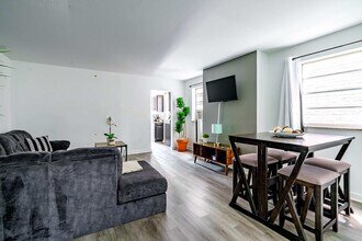 605 Dennison Ave in Columbus, OH - Foto de edificio - Building Photo