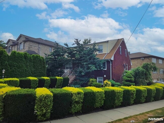 property at 440 Hillcrest Pl