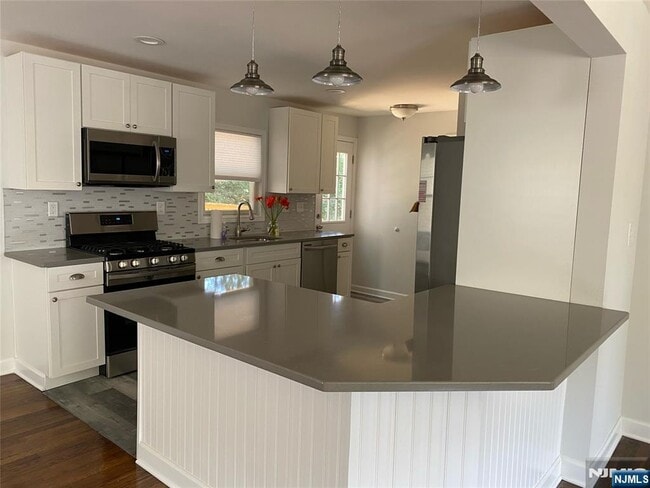 229 Livingston Ave in Lyndhurst, NJ - Building Photo - Building Photo