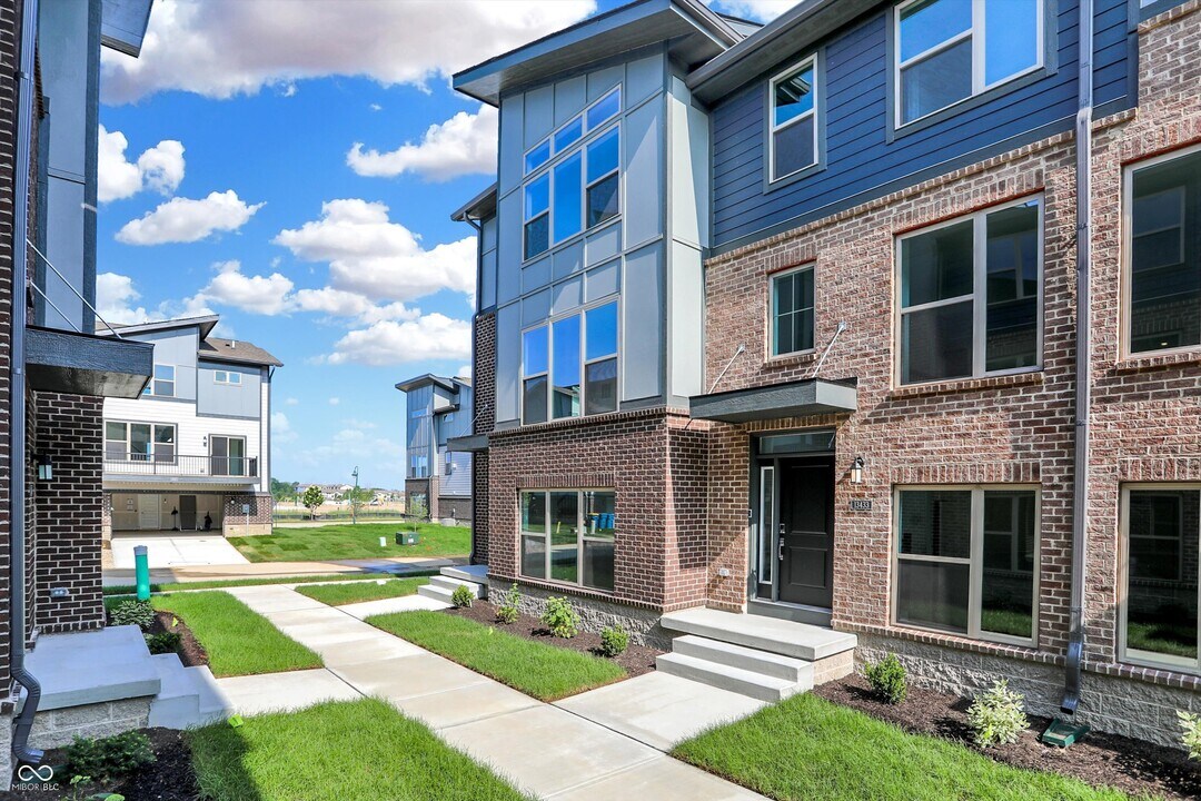 13421 Carlsbad Pl in Fishers, IN - Foto de edificio