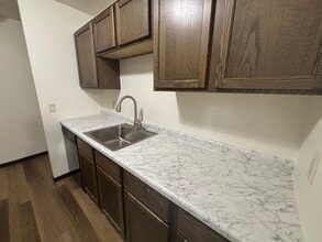 Sunset Lane Apartments in Waunakee, WI - Foto de edificio - Building Photo