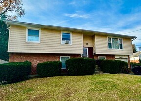 2 Alex Ln in Glen Cove, NY - Building Photo