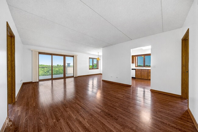 5555 N Cumberland Ave in Chicago, IL - Building Photo - Building Photo