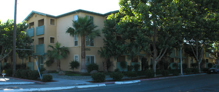 Palm Court Senior Apartments in San Jose, CA - Foto de edificio - Building Photo