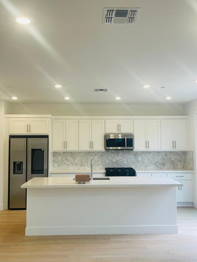 2710 Old Larks Ln in Tracy, CA - Building Photo - Building Photo