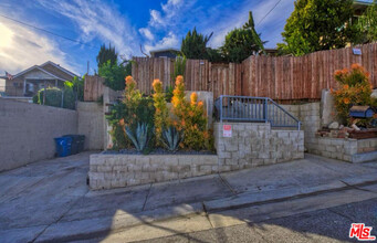 1015 N Eastman Ave in Los Angeles, CA - Foto de edificio - Building Photo