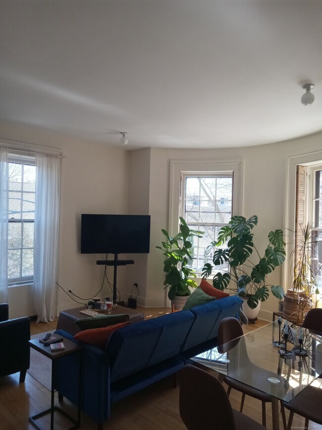 607 Chapel St in New Haven, CT - Building Photo - Building Photo