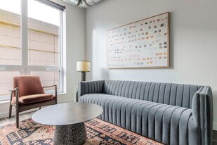 61 W Erie St in Chicago, IL - Building Photo