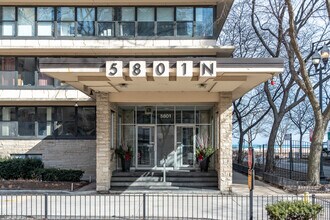 Beach Point Tower in Chicago, IL - Building Photo - Building Photo