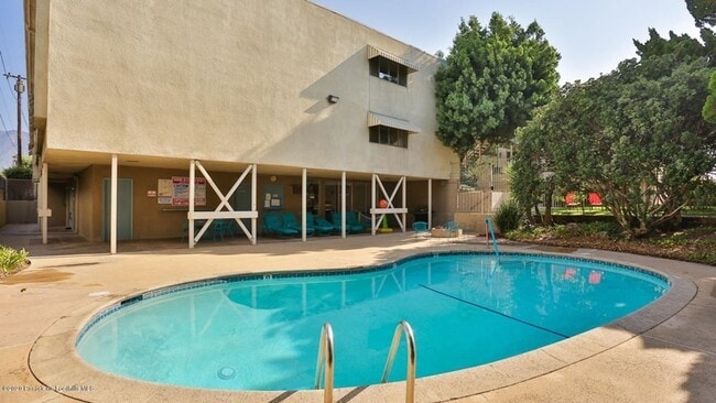 1200 W Huntington Dr in Arcadia, CA - Foto de edificio - Building Photo