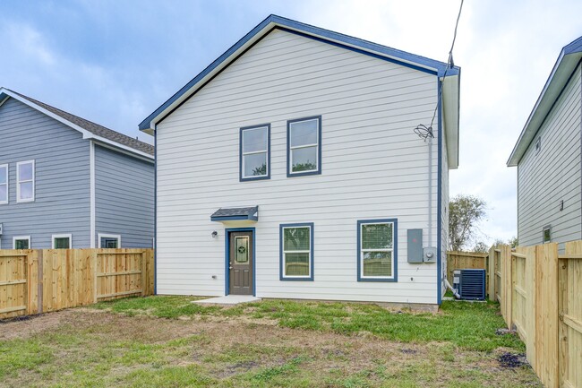 property at 410 N 4th St