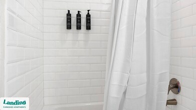 2323 E Highland Ave, Unit 1421 in Phoenix, AZ - Foto de edificio - Building Photo