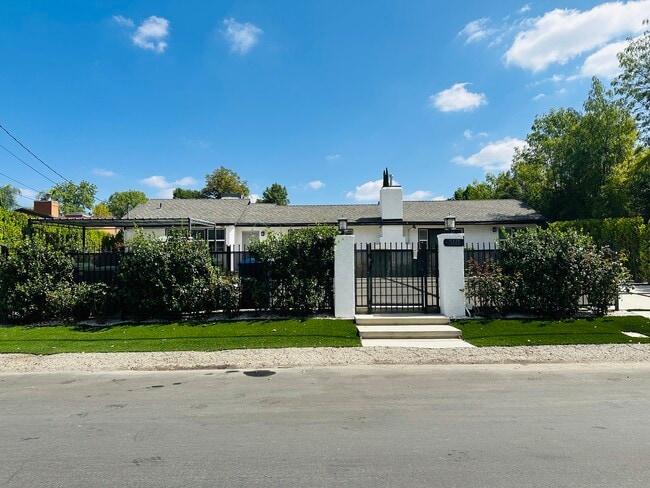 5148 Otis Ave, Unit 5148 A Otis Ave in Tarzana, CA - Building Photo - Building Photo