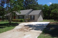 312 Meadowview Dr in Elmore, AL - Building Photo - Building Photo